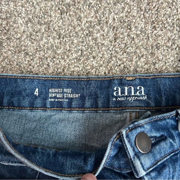 a.n.a High Rise Vintage Straight Leg Jeans Medium Wash, Size 4 - Picture 3 of 9